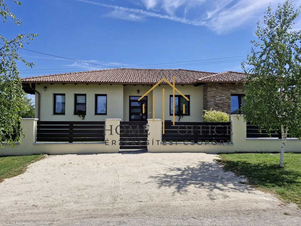Mezőfalván mediterrán jellegű családi ház eladó!