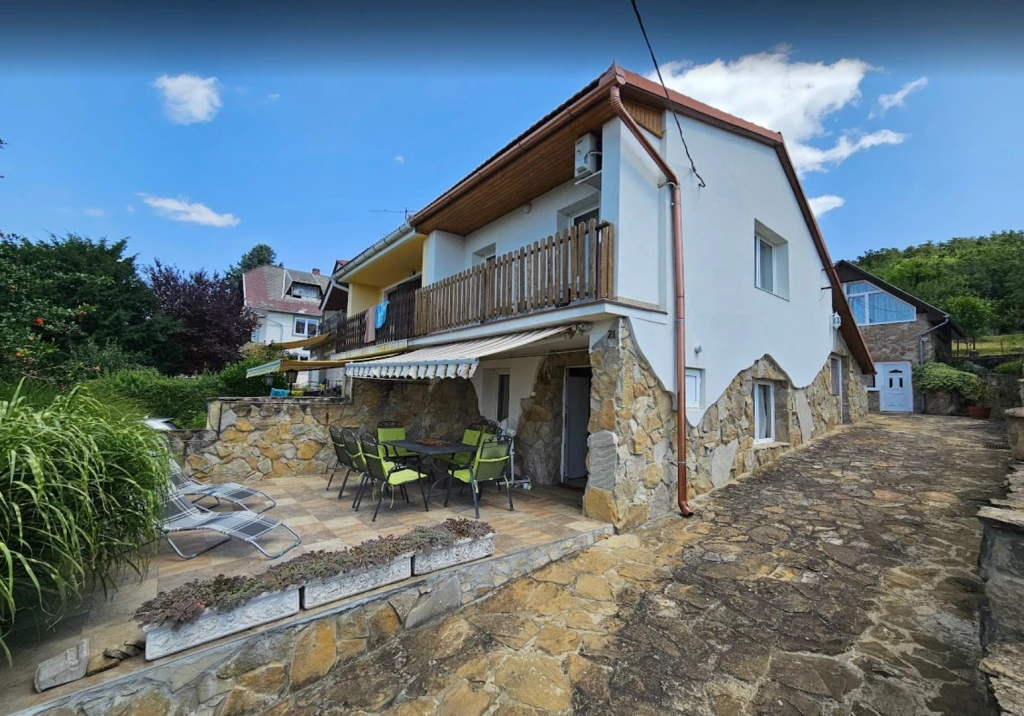 Vonyarvashegyen panorámás domoldali ikerház -nyaraló eladó!