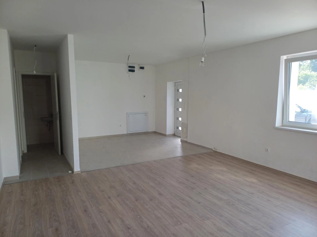Szombathely belvárosában 52 m2 es, földszinten lévő lakás eladó.