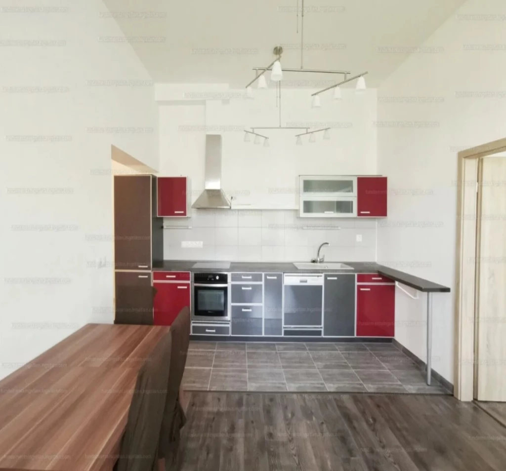Szombathely belvárosában 64 m2-es 2.emeleti lakás eladó!