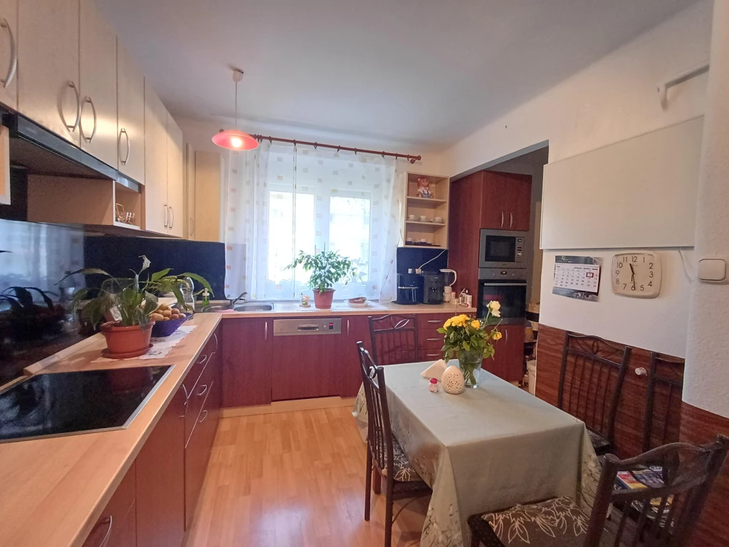 Szombathelyen a Hunyadi ut közelében földszintes 56 m2-es lakás eladó.