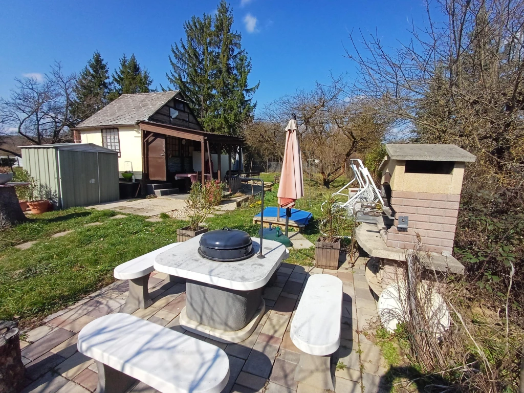 Kiskert eladó a parkerdő büféhez közel.