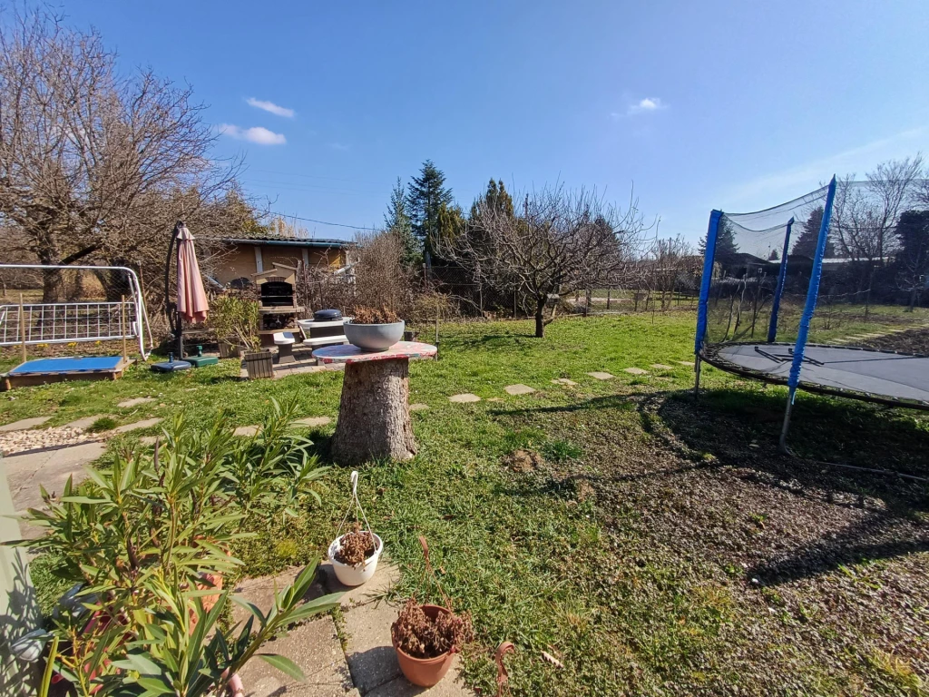 Kiskert eladó a parkerdő büféhez közel.