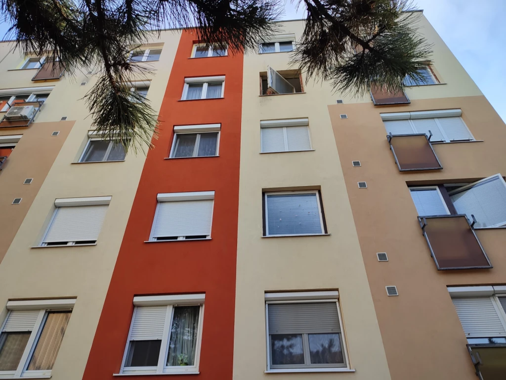 Szombathely belvárosához közel 49 m2-es lakás eladó.