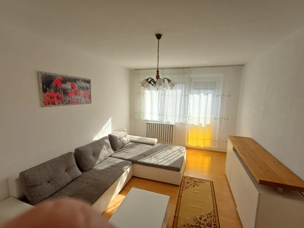 Szombathely belvárosához közel 49 m2-es lakás eladó.