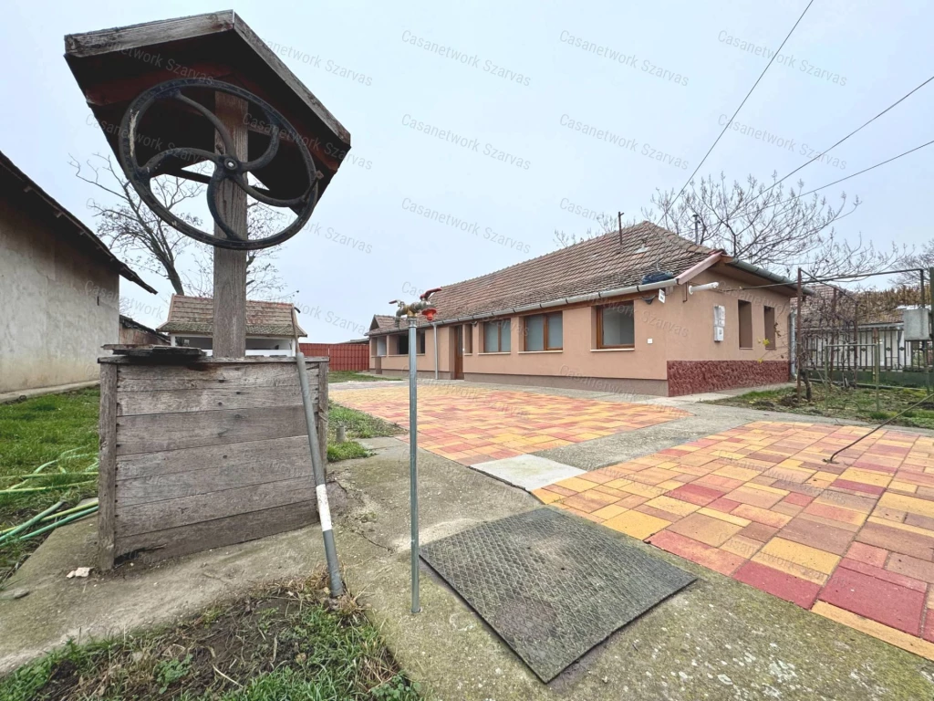 Szarvas külterületén, esztétikusan felújított tanya szántóval eladó