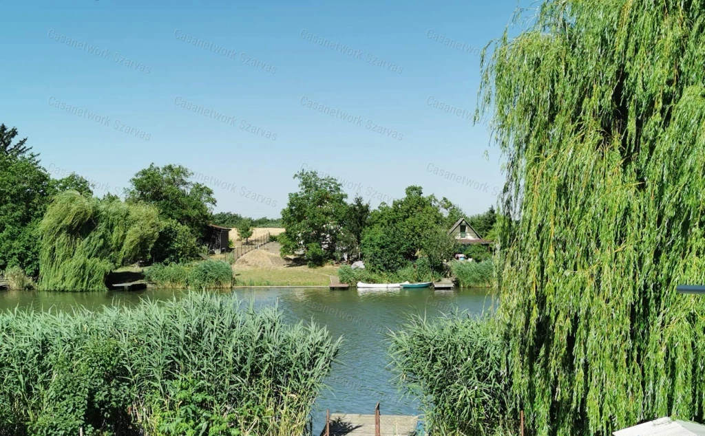 Dinnyelaposi-üdülősoron kétszintes, téglaépítésű, jó állapotú nyaraló