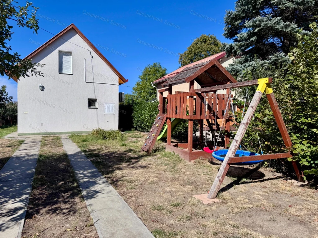 Dinnyelaposi-üdülősoron kétszintes, téglaépítésű, jó állapotú nyaraló