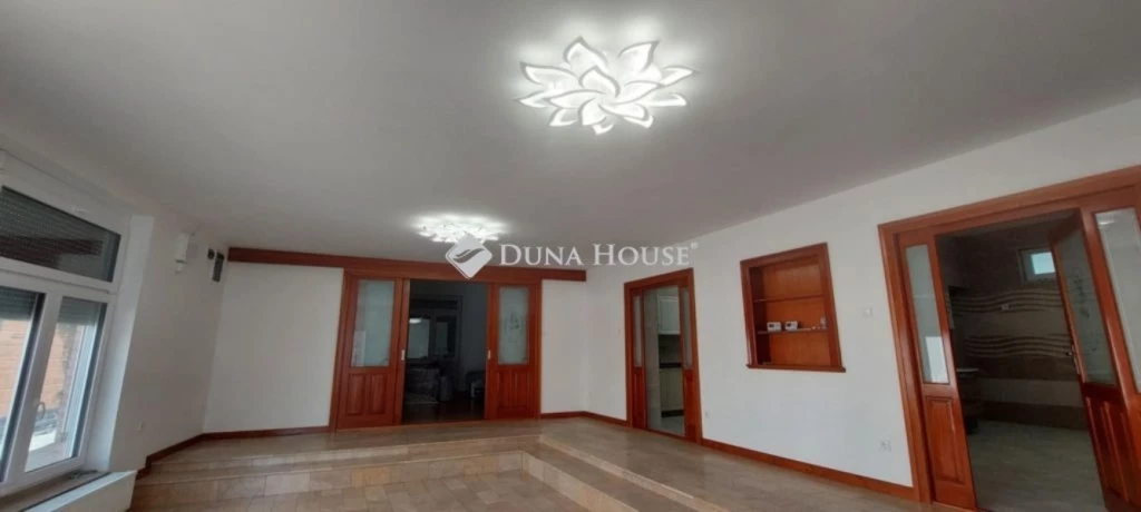 Befektetőknek is! Felújított ház, telephely Makón