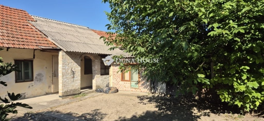 c3-1-name c2-1-name, Szeged, Vásártér sor