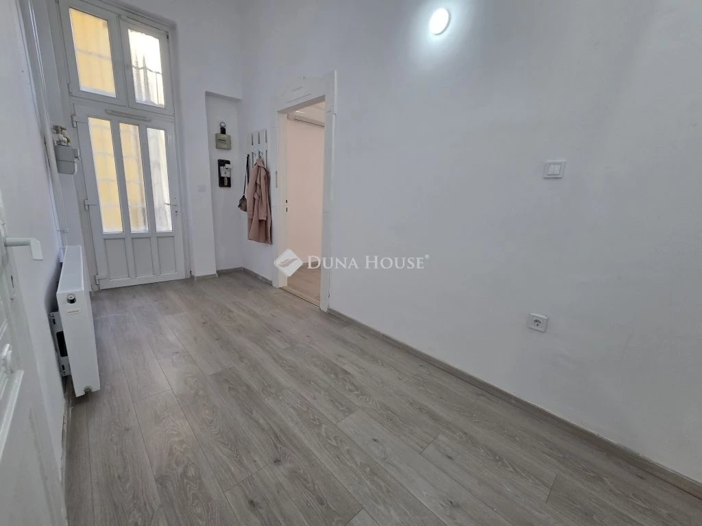 Frissen felújított, világos lakás eladó a Keletinél!