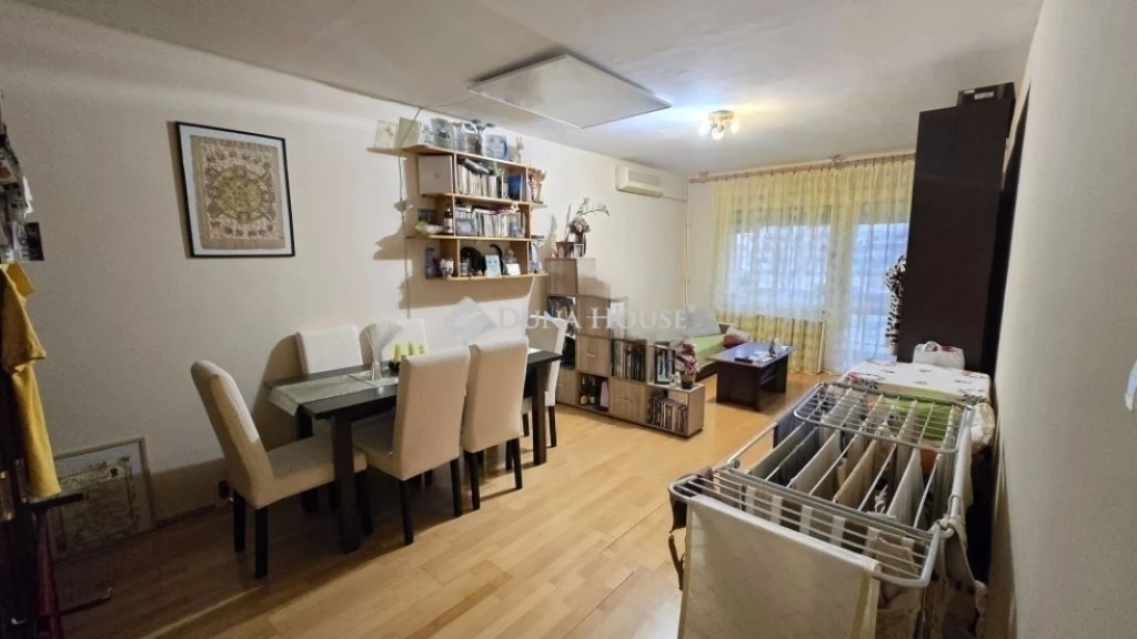 Eladó az 1. emeleten egy 69 m²-es, 3 szobás panellakás Szegeden – a Gát utcában