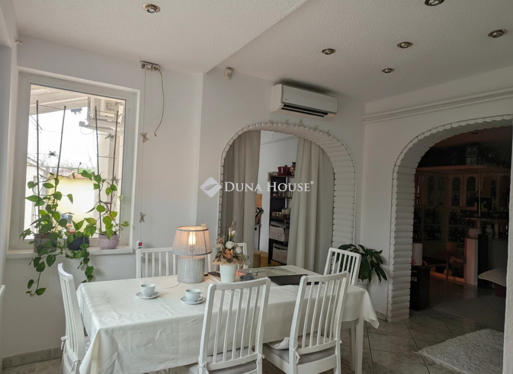 Kétgenerációs családi ház eladó Szeged-Móravárosban – külön lakrésszel, nagy garázzsal