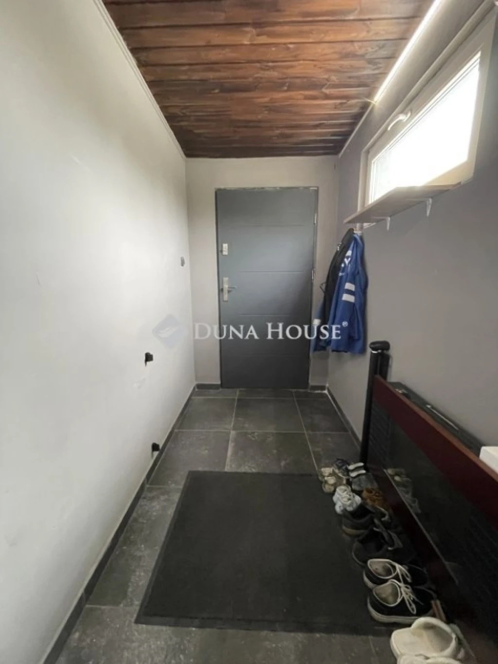 Eladó ház, Kömpöc