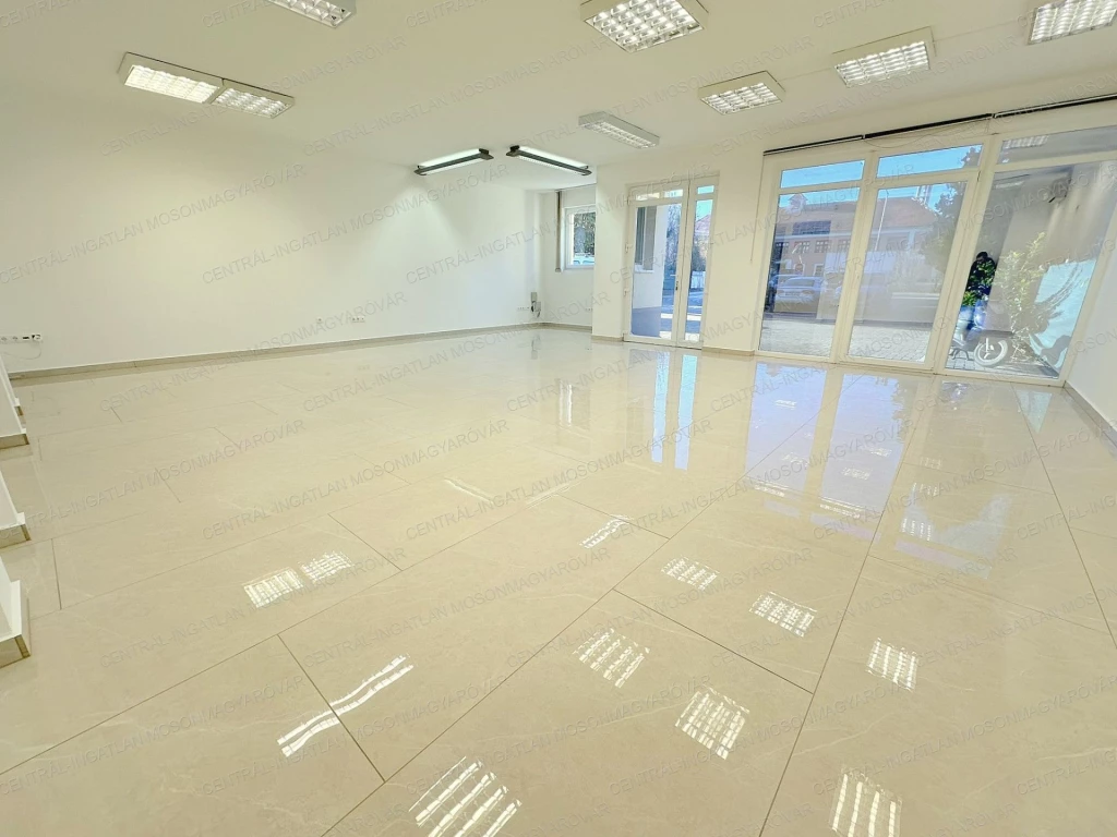 For sale store, Mosonmagyaróvár, Városközpont