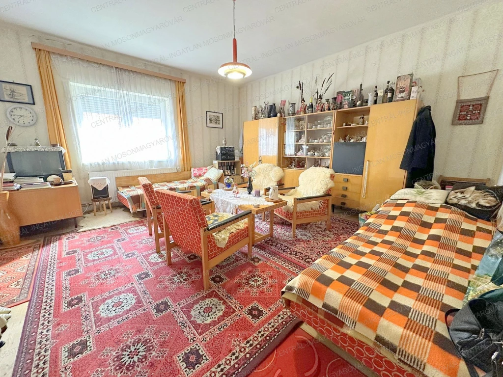 c3-1-name c2-1-name, Mosonmagyaróvár, Majrok