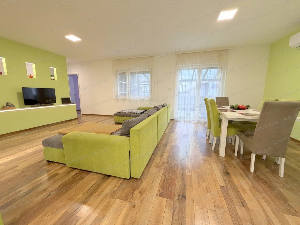 Fiatal, földszintes családi ház vendégházzal eladó Mosonmagyaróváron!