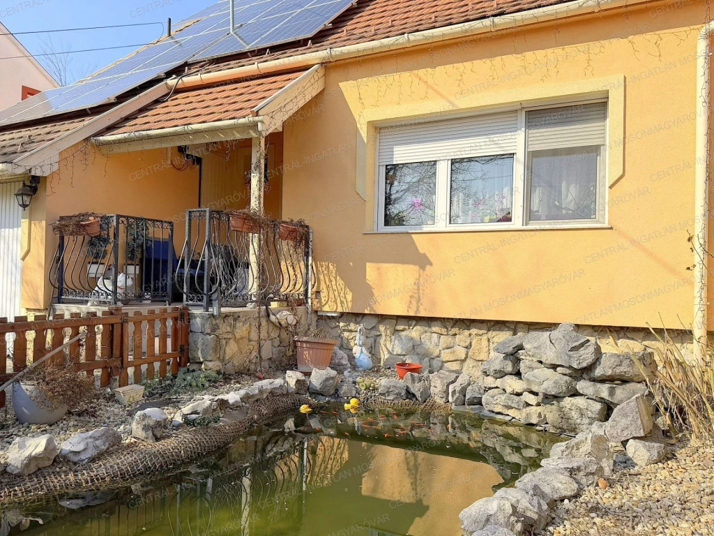 Ideális méretű, 4 hálószobás családi ház, napelemmel, garázzsal, extrákkal eladó!