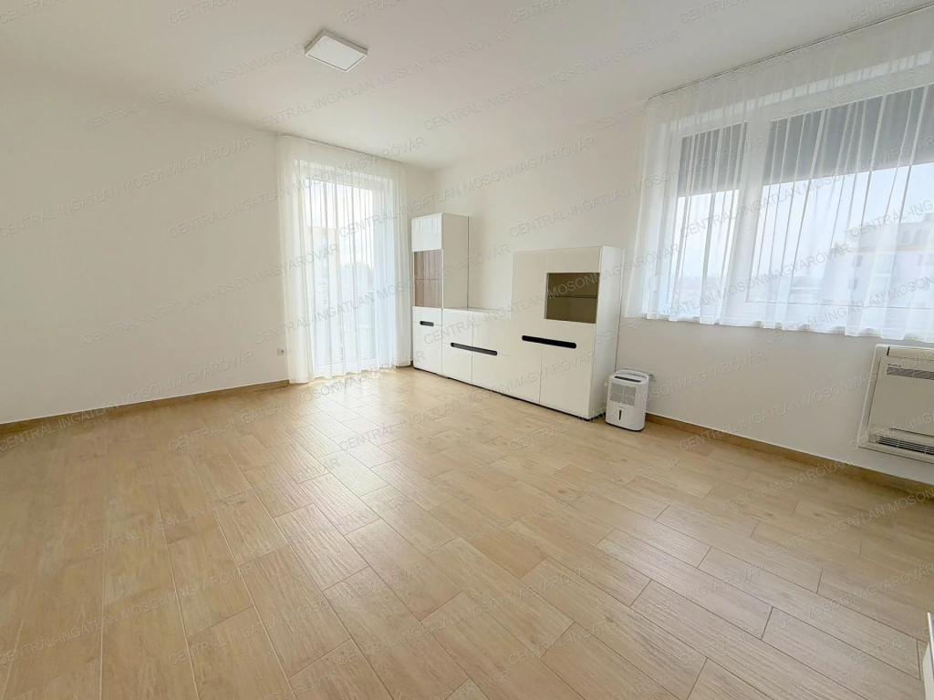 Városközpontban hosszútávra kiadó stúdiólakás!