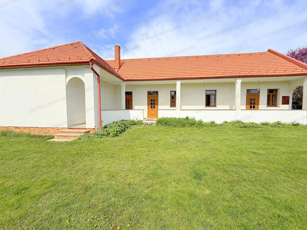 Teljesen felújított, gázfűtéses, tökéletes állapotú parasztház eladó!
