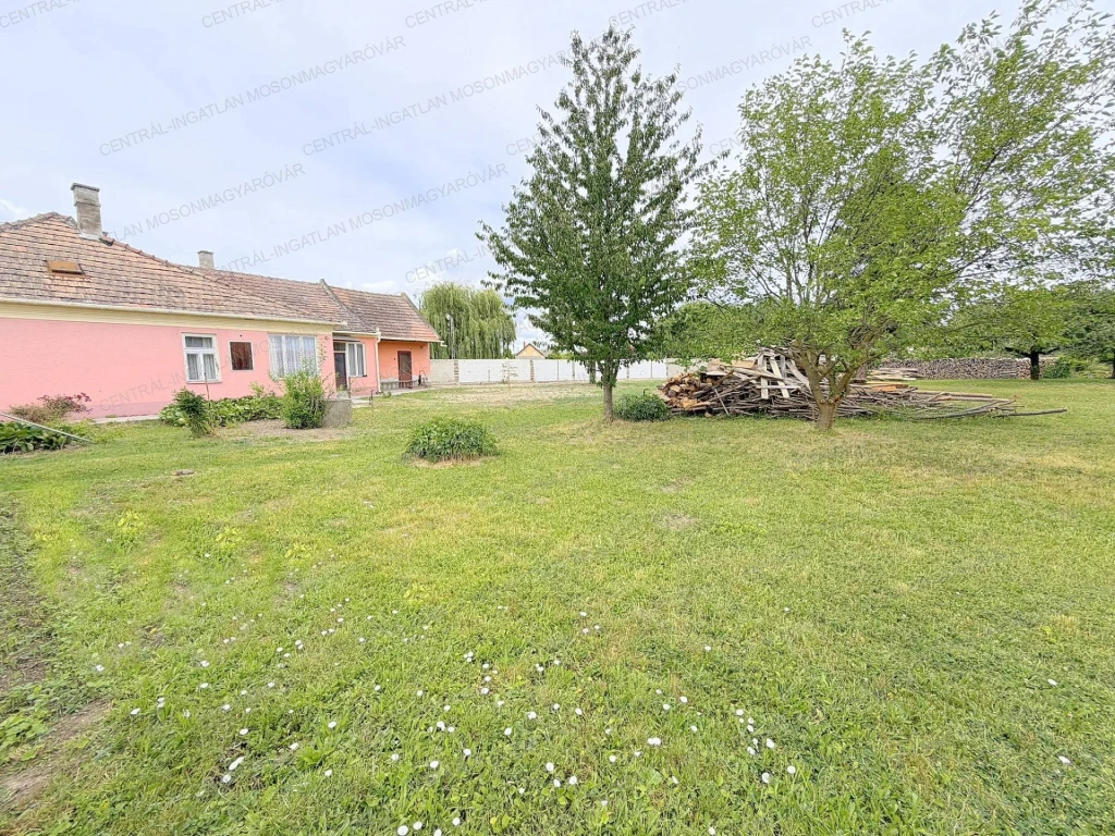 Dunakilitin 900m2-es saroktelek eladó!