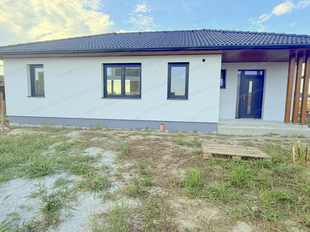 Új építésű, azonnal átvehető, 4 szobás családi ház önálló telken!