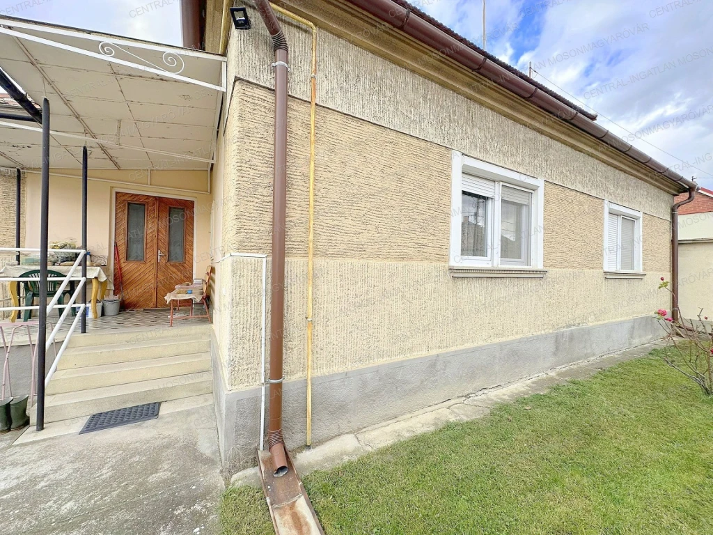 Mosonmagyaróváron, csendes utcában, eladó családi házat kínálunk!