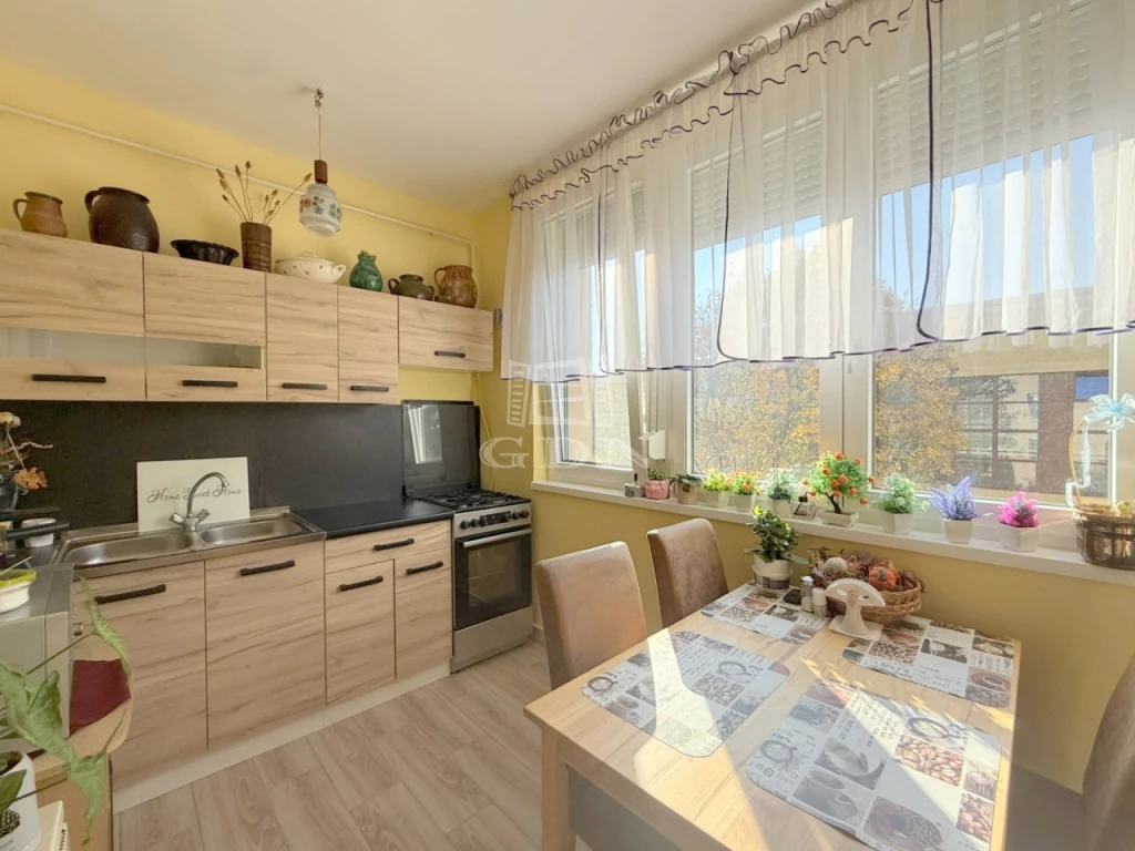 c3-1-name c2-19-name, Zalaegerszeg, Kertváros, 2. emeleti, kertvárosi tégla lakás