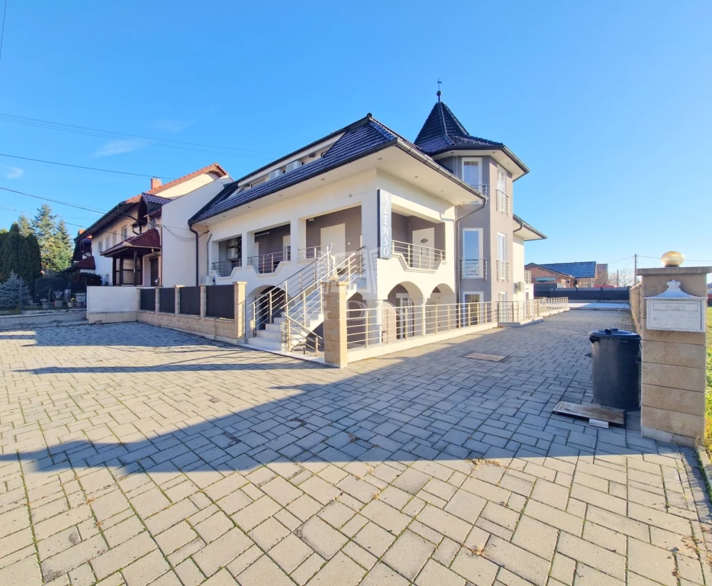 Eladó egyéb kereskedelmi-ipari, Hévíz, Nyugati városrész, 11 szobás apartman, 3 szinten, medencével.