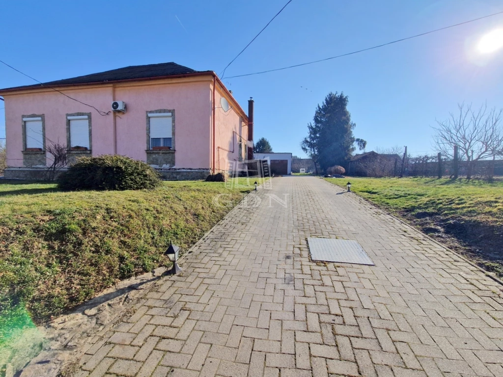 Eladó családi ház, Nagylengyel, 3,5 m-es belmagasság, 6 garázs, 3 szoba