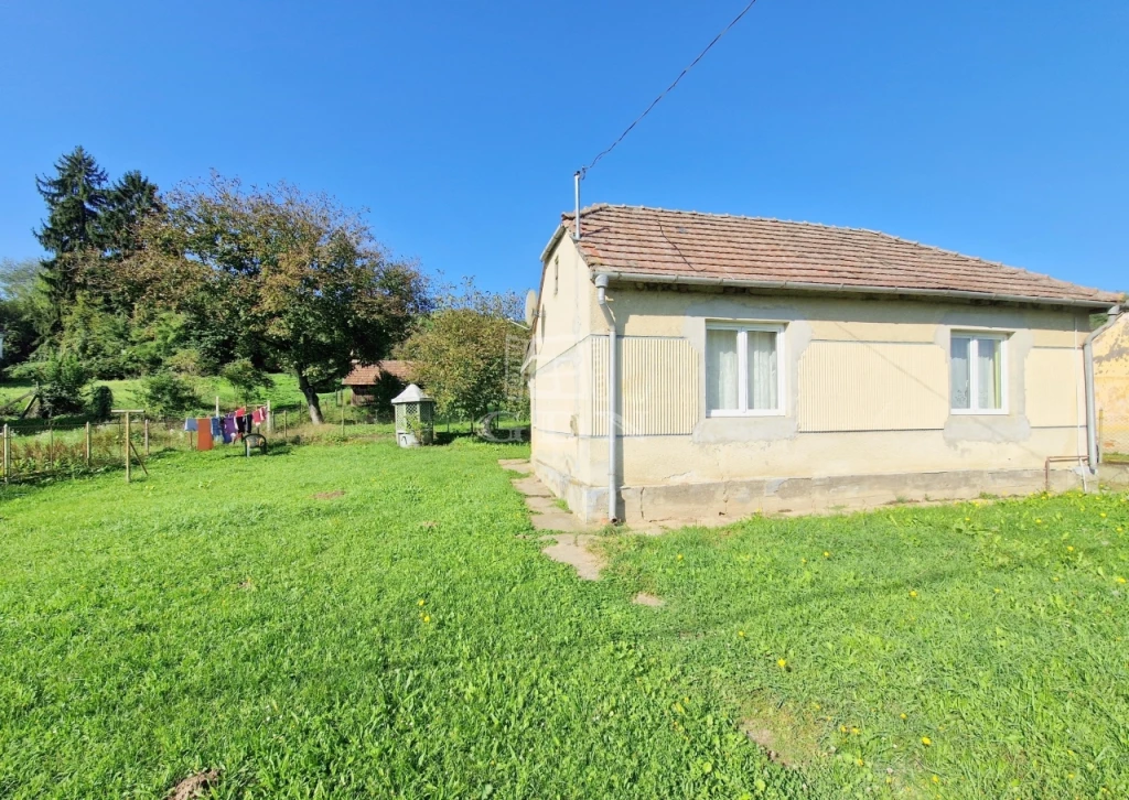 Eladó családi ház, Pusztaszentlászló, Csendes mellékutcája