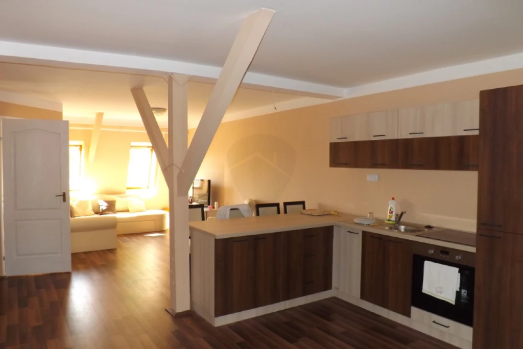 Eladó téglalakás, Pápa