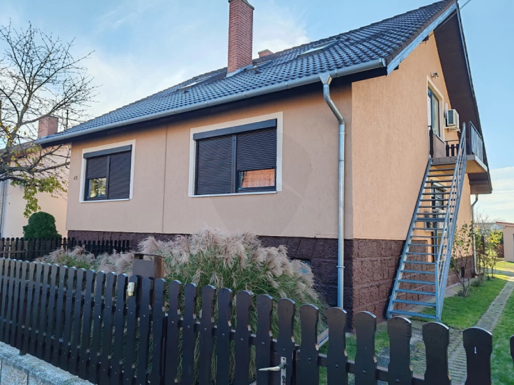 Eladó téglalakás, Győr