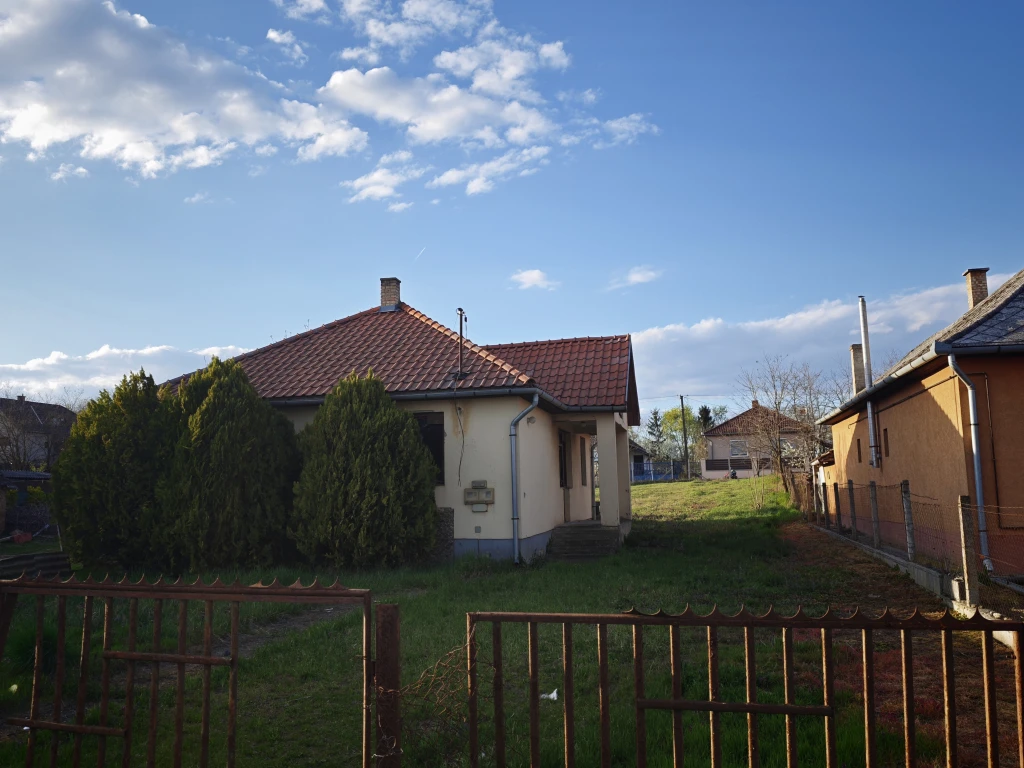 Kékcsén a főút falusi CSOK-ra alkalmas!