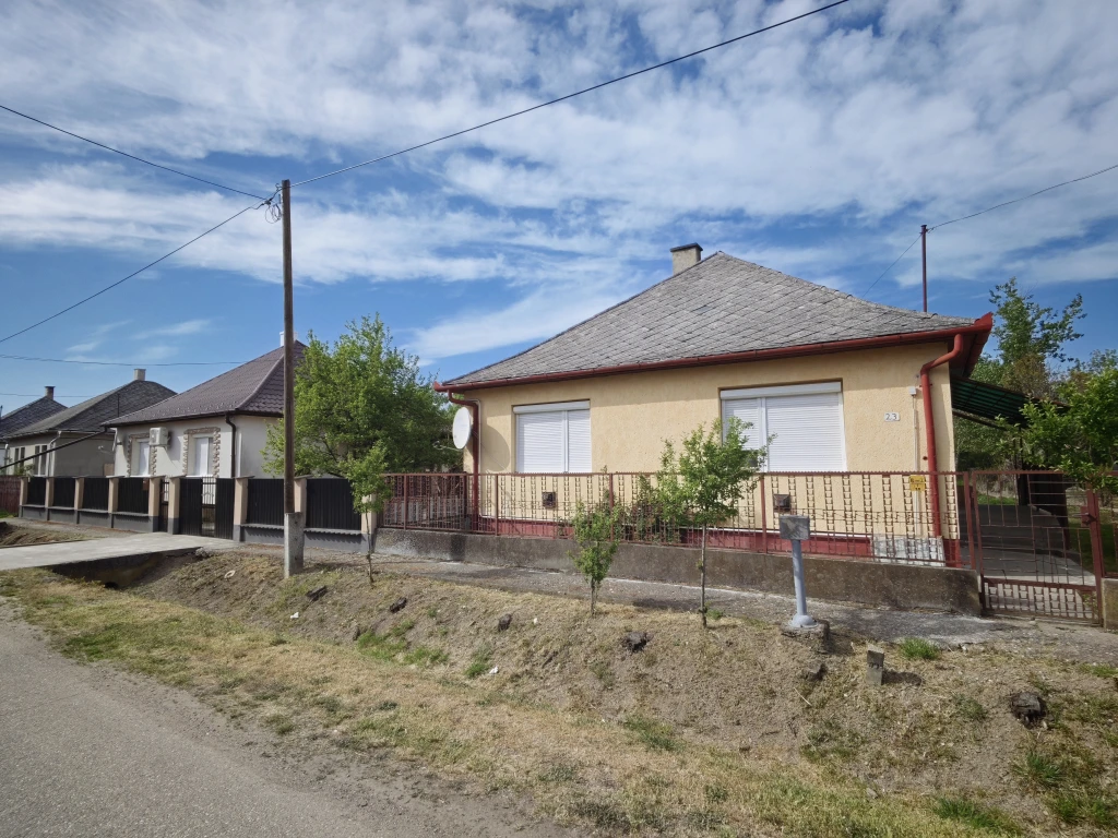 Eladó falusi CSOK-ra alkalmas családi ház Kisarban, jó helyen!