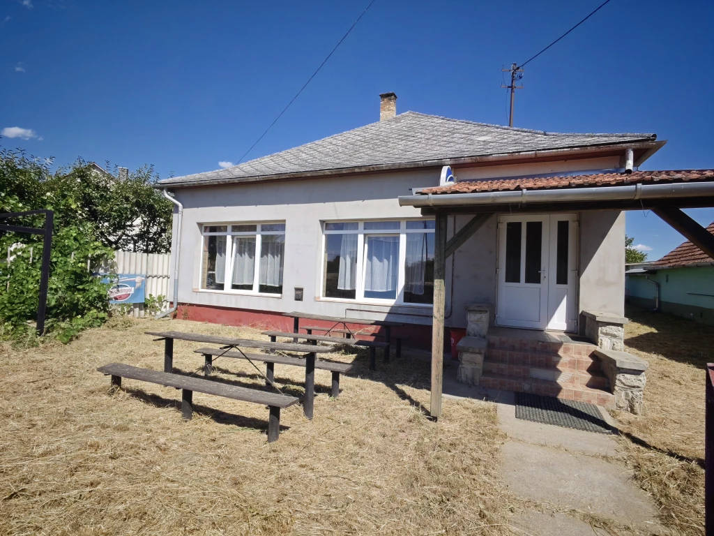 ELADÓ INGATLAN VAJÁN – LÁZÁR UTCA 27.
