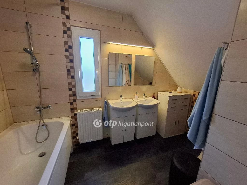 Eladó Ház, Csatár