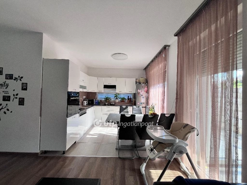 Eladó Lakás, Teskánd