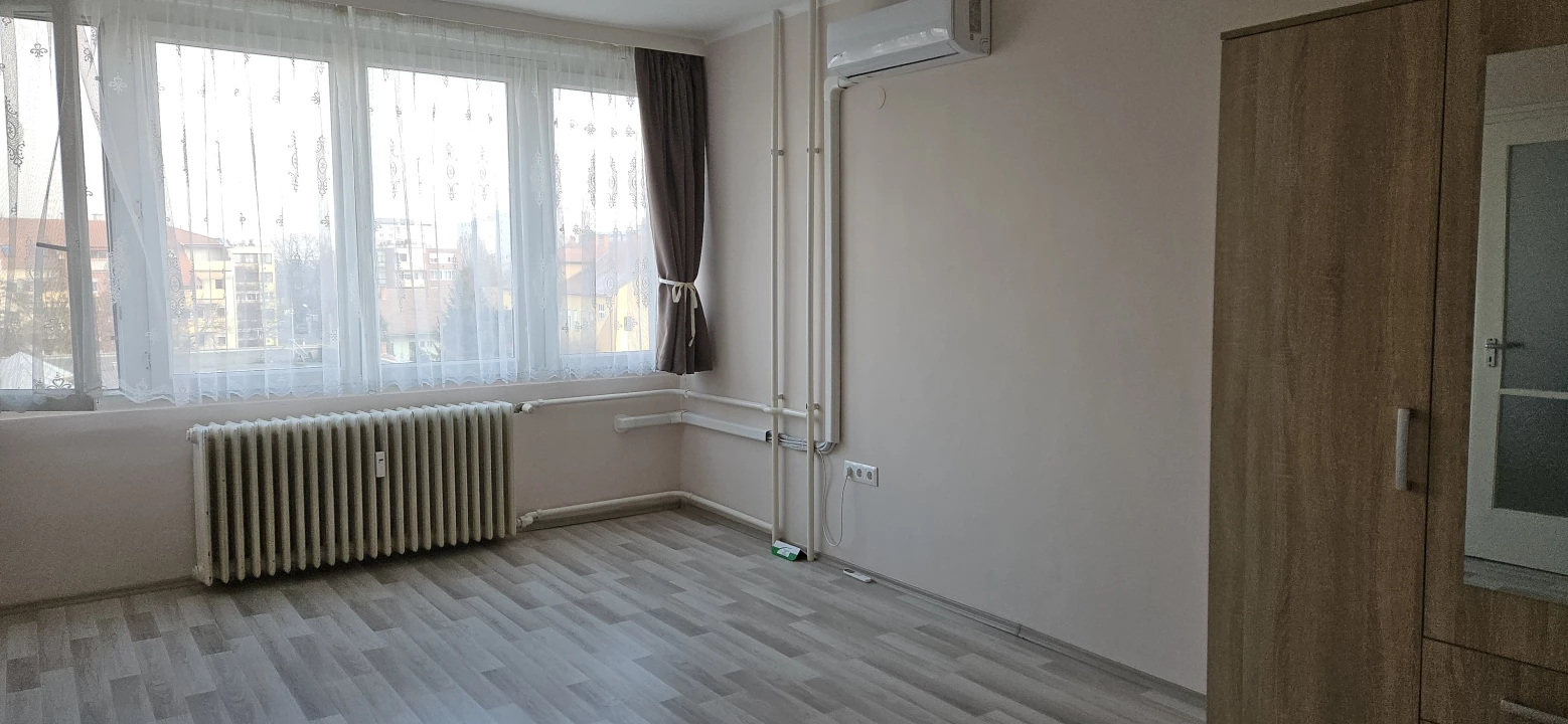For rent brick flat, Szentes