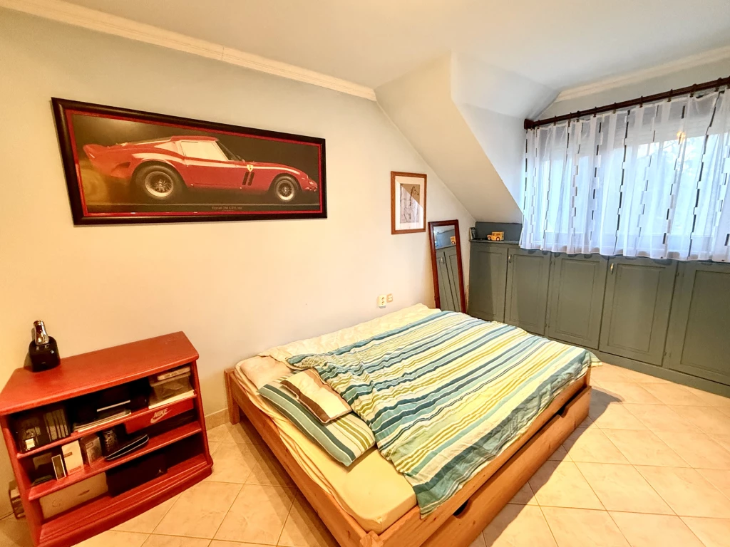 Eladó egy tágas, 180 négyzetméteres családi ház zöldövezeti környezetben!