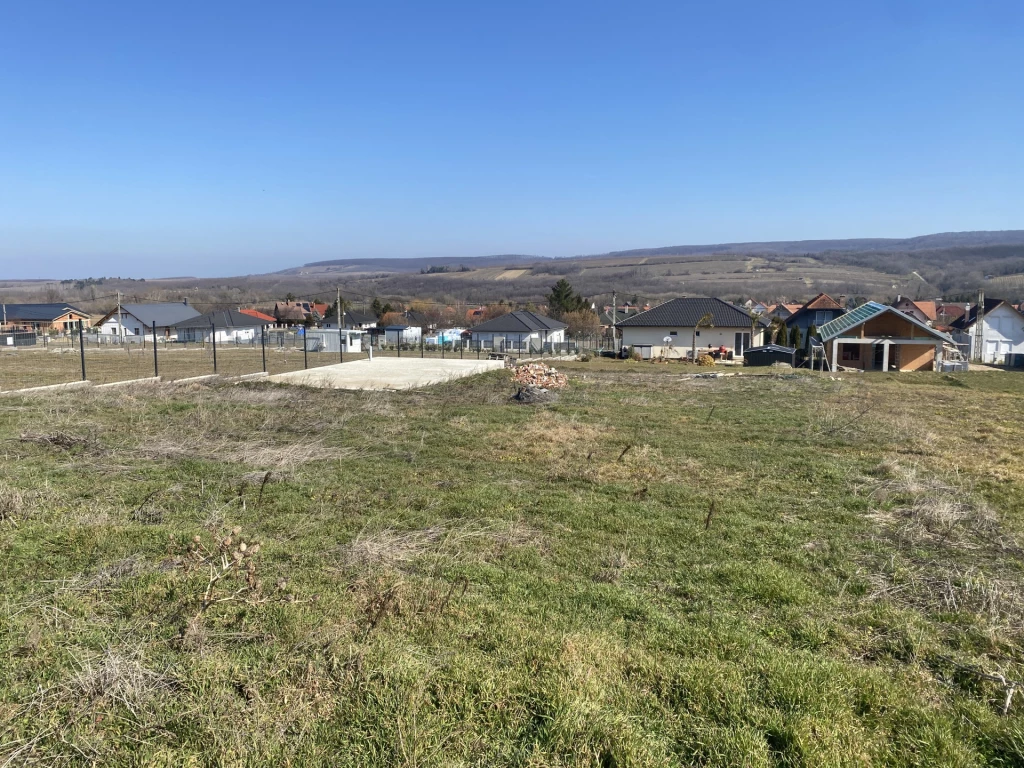 Lakóövezeti telek tájpanorámával eladó