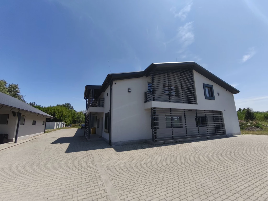 Eladó ipari ingatlan Fonyódon – modern raktárcsarnok és műhely irodákkal