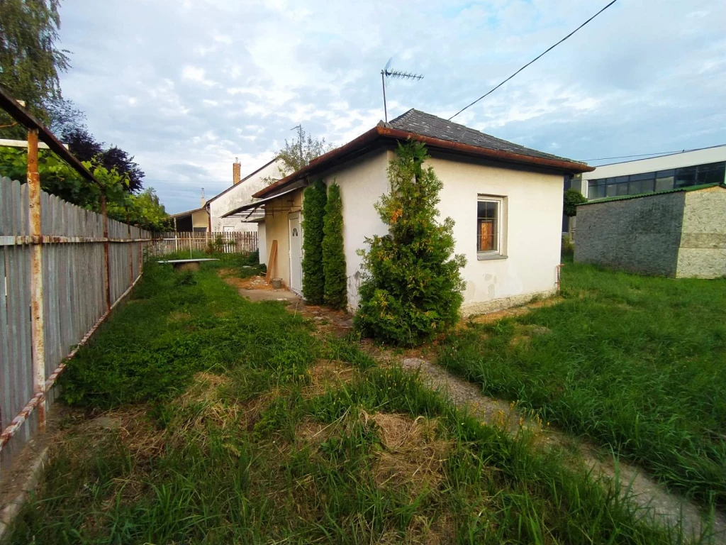 Felsőgödön eladó épület telek árában!