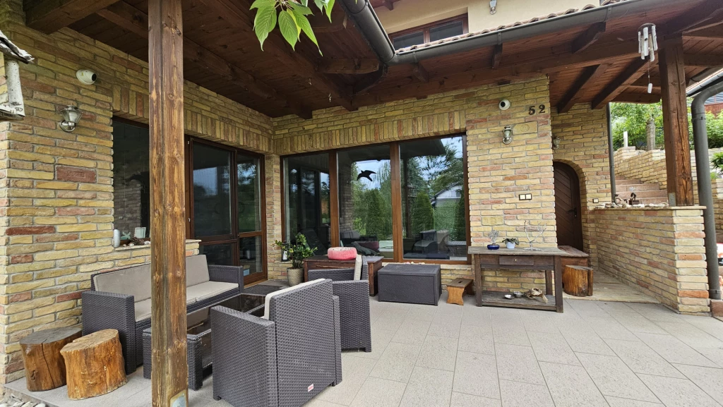 Mediterrán elegancia a Dunához karnyújtásnyira – A+++ kényelem Felső-Gödön