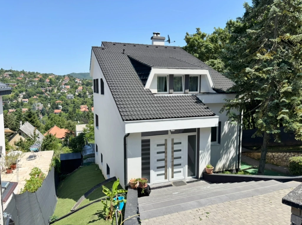 Eladó örökpanorámás luxus családi ház