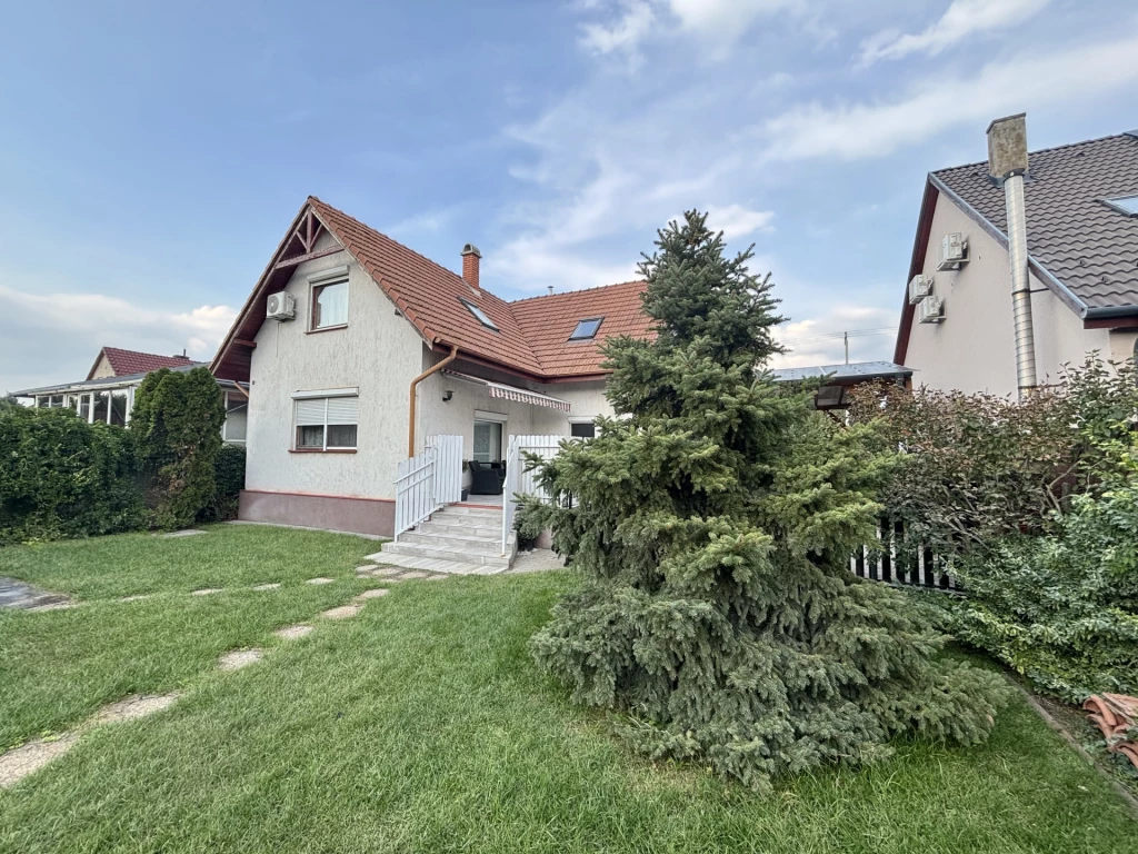 Eladó családi ház nagy telekkel Dunaharasztin