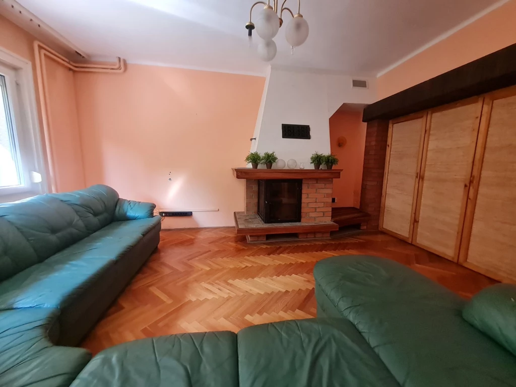 Panorámás földszinti otthon Kismaros szívében – erdő és patak ölelésében