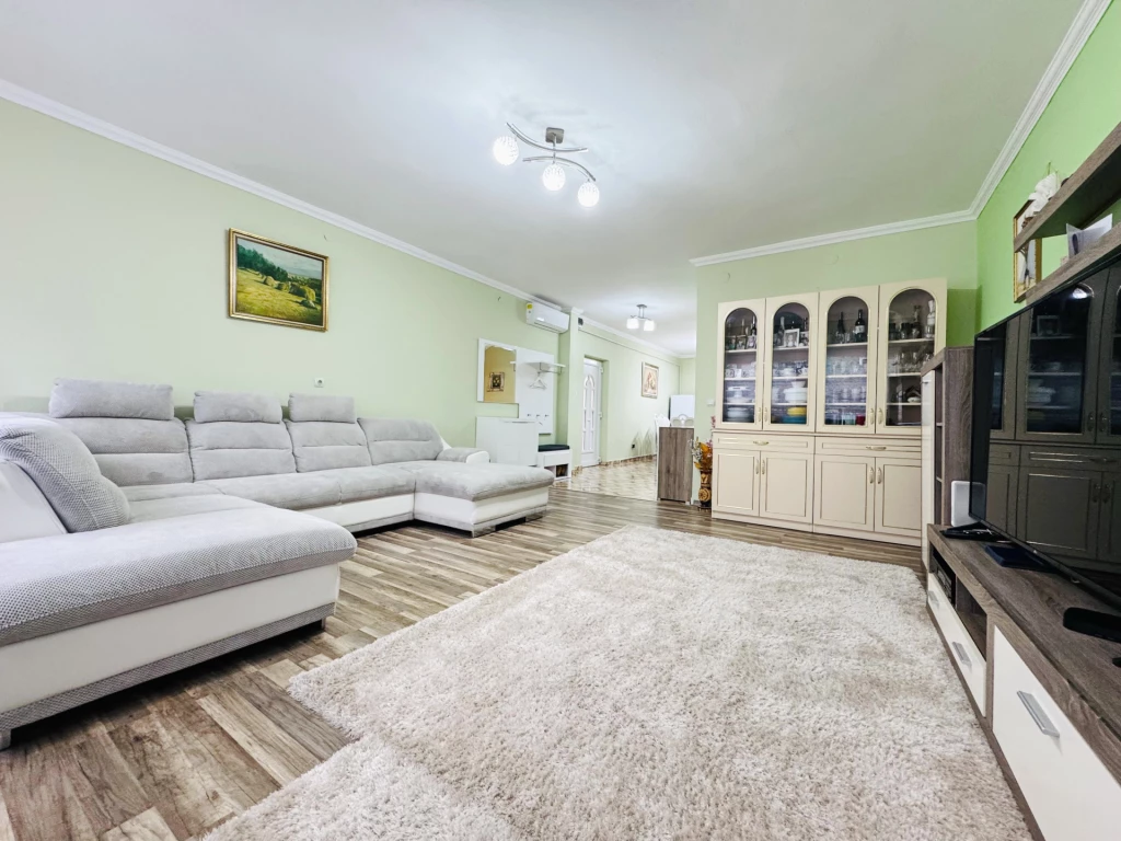 Köntöskertben eladó modernizált ikerház!