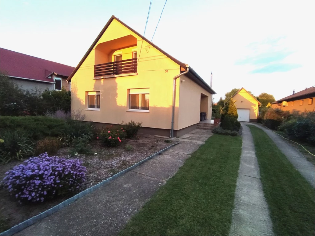 Tágas, modernizált családi ház eladó Vácrátót csendes utcájában, hatalmas telekkel!