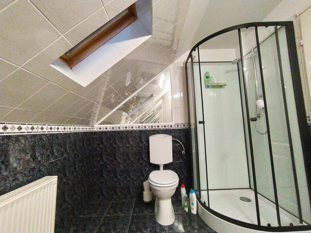 Tágas, modernizált családi ház eladó Vácrátót csendes utcájában, hatalmas telekkel!